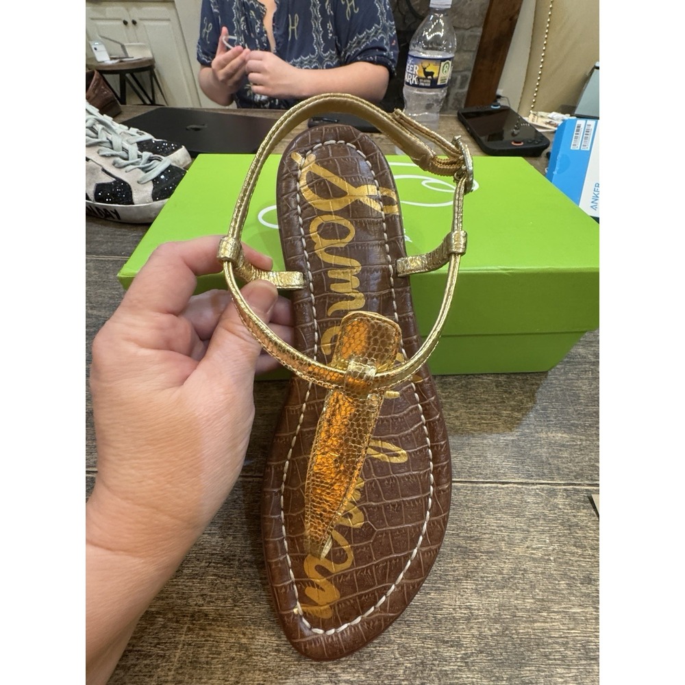 Woman's Sandals Sam Edelman Gigi Gold Metallic Leather Size 7.5 Thong - Picture 2 of 7